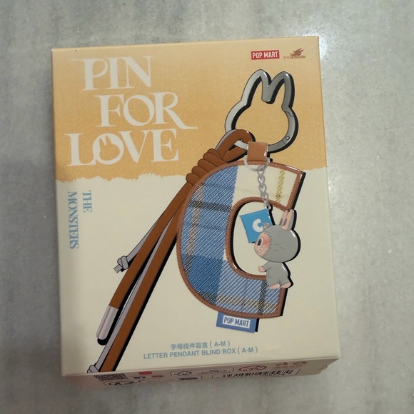 Pin For Love Letter’G’ keychain from Pop Mart - Picture 3 of 4